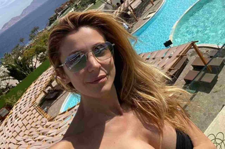 Adriana Volpe, la sexy doccia al Grande Fratello VIP