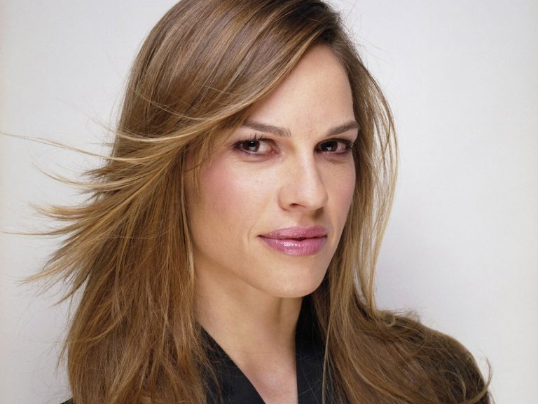 Hilary Swank, la sexy protagonista di Away