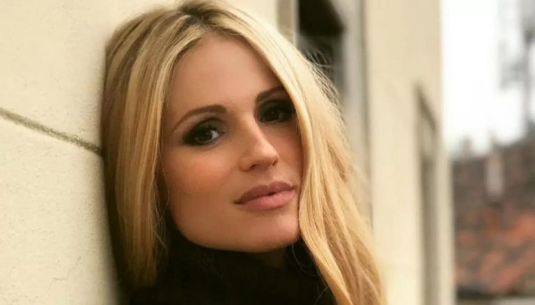 Michelle Hunziker bellissima a Striscia la Notizia